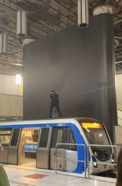 Polițiștii au intervenit pentru prinderea unui bărbat care a urcat pe garnitură, la metrou / sursă: captură video