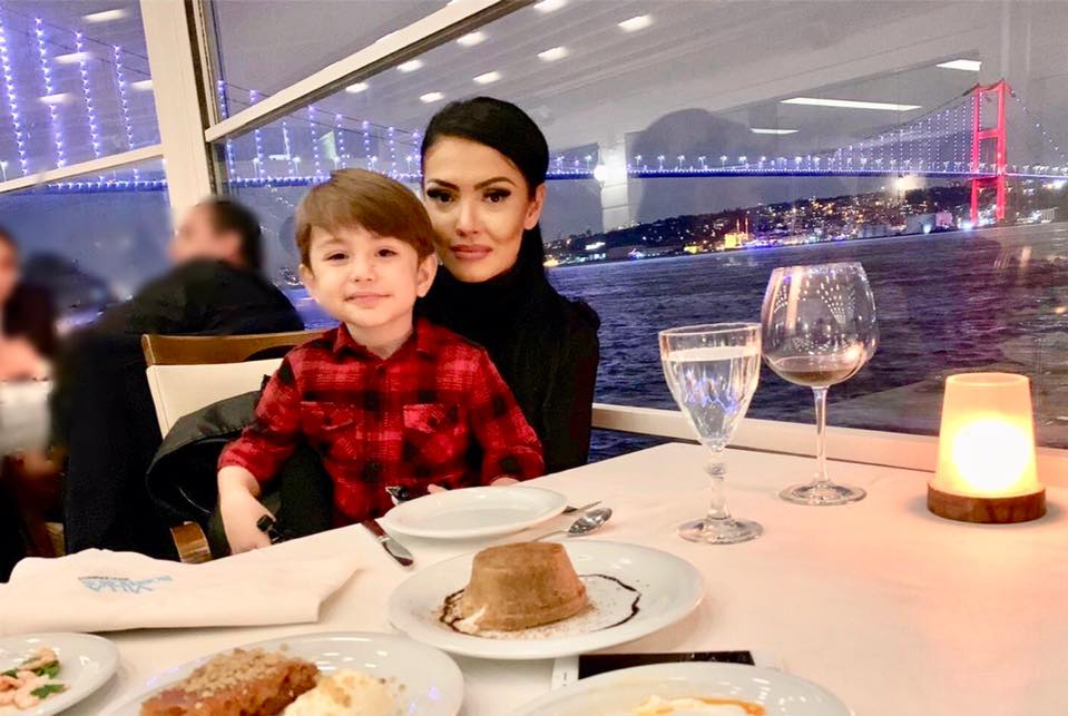 Andreea Mantea a fost cerută de soție: “Nu vrem cadouri, ci doar să vă bucurați pentru noi”. El e bărbatul care i-a pus marea întrebare prezentatoarei