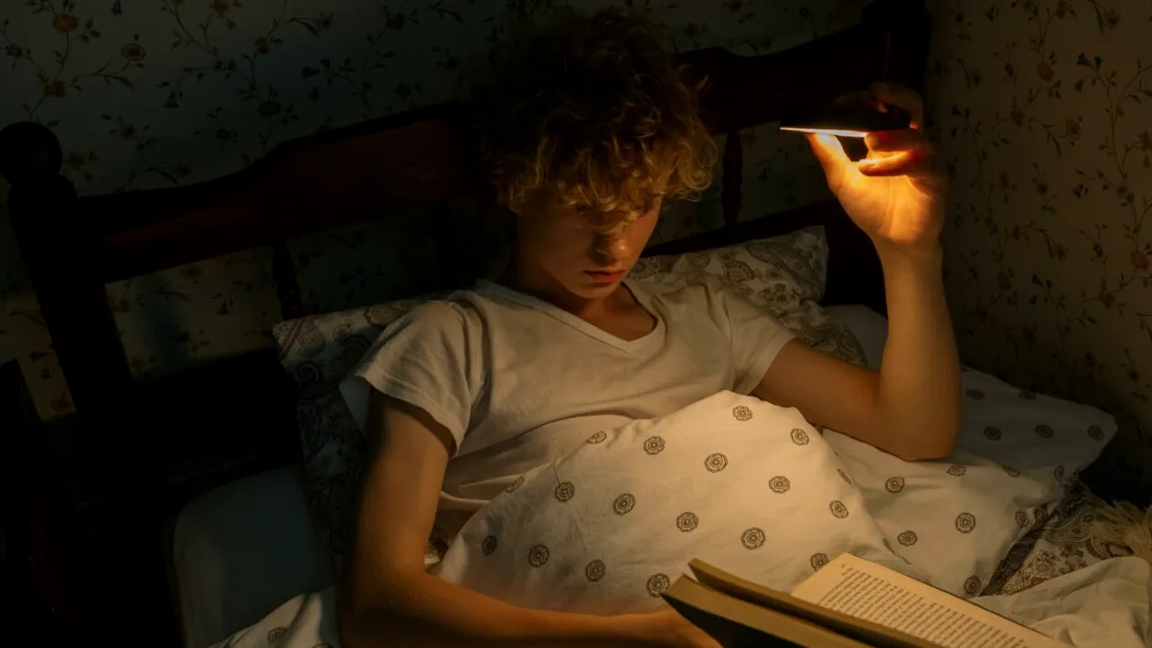 Noul trend viral de pe TikTok din iarna lui 2025: ce cărți a început Gen Z să răsfoiască la căldură, cuibăriți sub pilote și pături