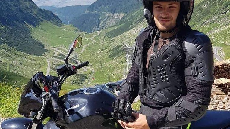 Motociclistul oltean, accidentat grav când împărțea cadouri de Crăciun copiilor, și-a revenit