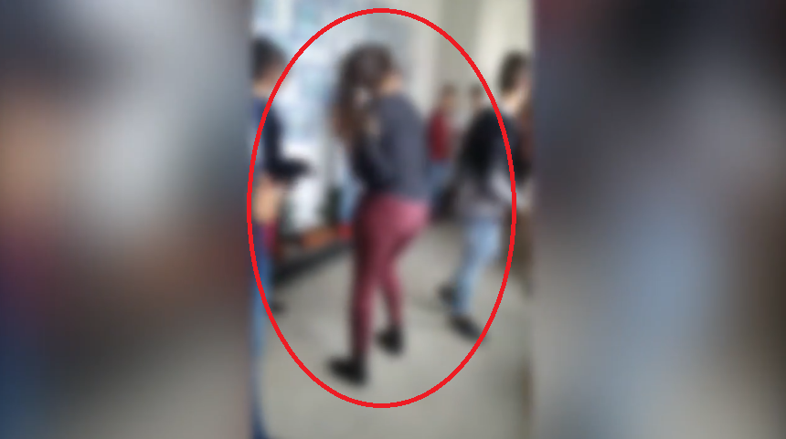 Elevă ruptă cu bătaia de o colegă, în Rădăuţi! Fata e lovită fără milă și trasă de păr chiar pe holul şcolii. Imagini incredibile