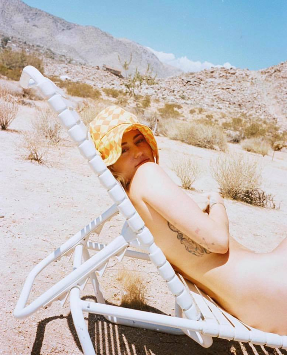 Imagini de infarct! Miley Cyrus a pozat complet goală