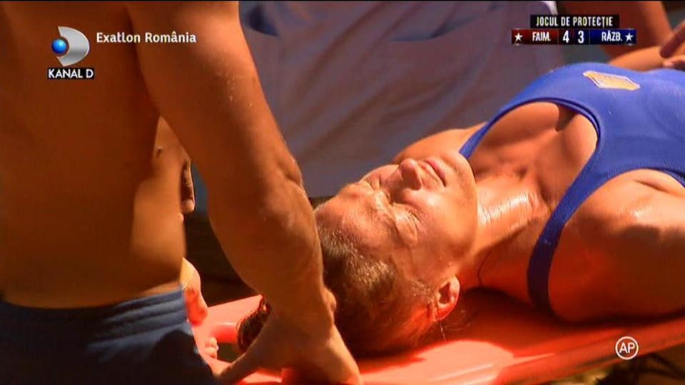 Exatlon 04 noiembrie. Momente de panică în Republica Dominicană: Betty, luată cu targa de pe teren “Are nevoie de oxigen. Repede!”