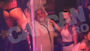 Risca 8 ani de inchisoare, dar nici in cot nu-l doare! Giovani Becali a facut show in clubul BOA, a pus in genunchi o animatoare