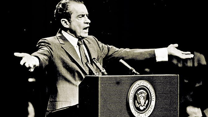 Richard Nixon, presedintele homosexual casatorit de fatada!  Invatat de consilier cum sa-si sarute nevasta