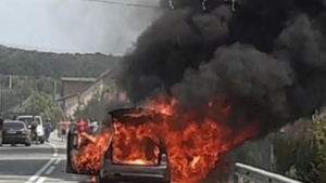 O mașină s-a făcut scrum după ce a luat foc în mers. Șoferul a reușit să se salveze în ultimul moment
