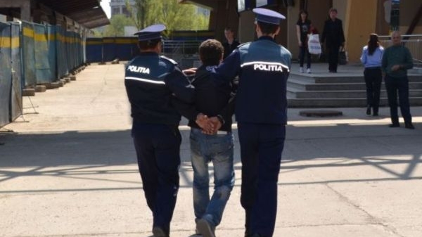 Un tânăr de 19 ani din Botoșani, aflat sub influența alcoolului, l-a omorât în bătaie pe partenerul de băutură
