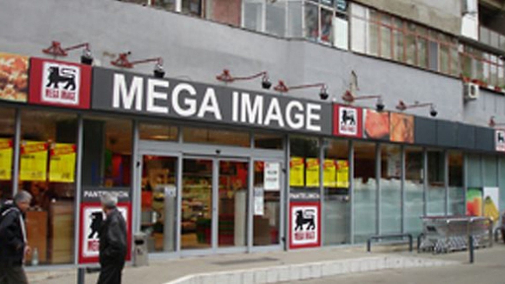 Alertă cu bombă într-un magazin Mega Image! Oamenii au fost evacuaţi de urgenţă