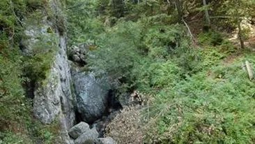 Turista ranita dupa ce a cazut pe Valea Alba din Muntii Bucegi