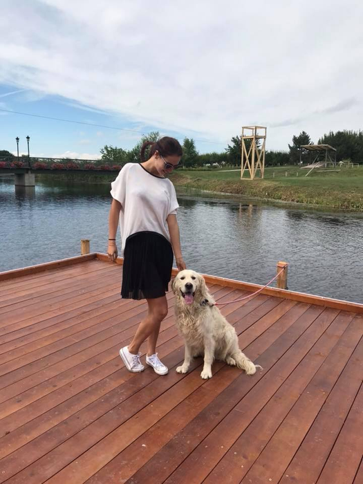 Oana Zavoranu, pozată într-o poziție de infarct în timp ce stă la plajă în costum de baie. Detaliile surprinzătoare de pe posterior