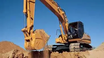Un barbat a murit strivit de lama unui excavator pe care il repara