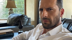 Adi Nartea, din serialul VLAD, luat la mişto de Adela Popescu: "Tu stai la păturică". Ce a păţit pe plaja din Mamaia