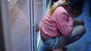Caz șocant instrumentat de DIICOT: afaceriști români, bănuiți că exploatau sexual eleve de liceu într-un depozit de bulion!