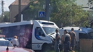 Accident grav în județul Mureș, pe Drumul Judeţean 152A. Un microbuz plin cu pasageri și un autoturism s-au izbit puternic. 16 persoane au fost rănite în urma impactului