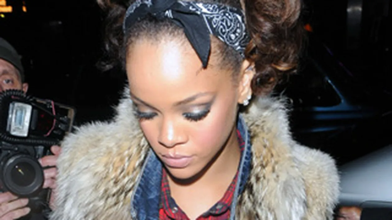 Rihanna a facut o cadere nervoasa. Beyonce a ajutat-o sa-si revina
