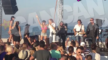 Nici ei nu sperau sa iasa asa bine! O tanara a ramas in sanii goi pe scena la concertul Holograf