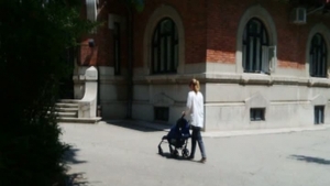 Nu şi-a luat concediu de maternitate! Vezi pe unde îşi plimbă şefa PNL bebeluşul