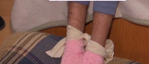 Caz tulburător! Băiat legat de mâini şi de picioare de propria bunică: „Mă trezeşte…”