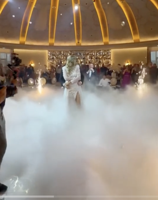 Ce mamă are Livian Pop! Soția lui Nelson Mondialu’ a atras toate privirile la nunta fiului ei. VIDEO