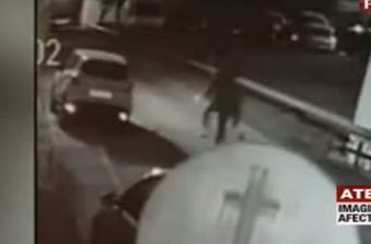 Imagini cutremurătoare surprinse de o cameră de supraveghere. Un tânăr este înjunghiat de mai multe ori în plină stradă, în Gorj