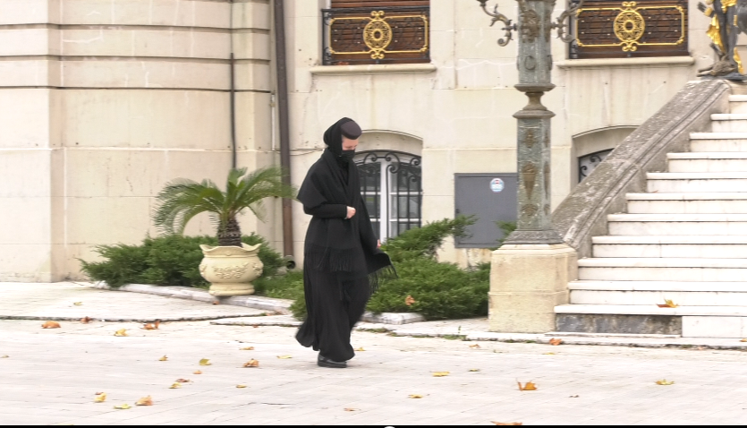 Măicuțele au avut ceva de "muncă" în curtea "Palatului"