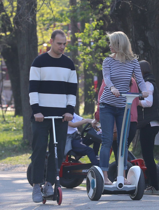 După ce a fost "abandonată" de Stelu ANRP, Milka s-a combinat cu celebrul aviator Salam, recunoscut pentru... dotările ieşite din comun!
