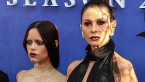 Catherine Zeta-Jones a eclipsat-o pe Jenna Ortega la premiera sezonului 2 din Wednesday! Rochia ei e demnă de Morticia