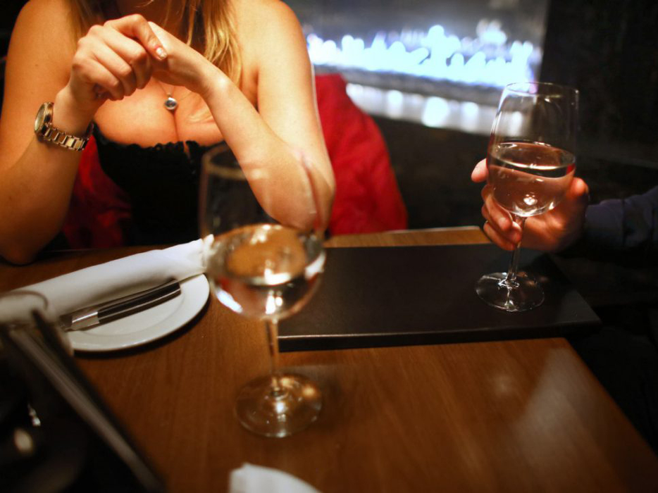 Moldoveanca a mărturisit că se întâlneşte cu mai mulţi bărbaţi lunar, în meseria de „sugar babe“ şi câştigă mii de euro