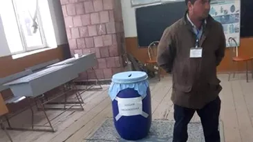 Alegeri prezidenţiale 2019. Într-un sat din Vâlcea voturile se strâng într-un... butoi de murături. Imaginea care a devenit virală pe Internet