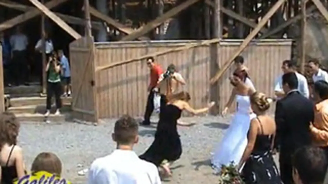 VIDEO Imagini de tot rasul la nunti! Disperata sa prinda buchetul, o tanara se loveste de mireasa! Iar tortul se rastoarna peste miri!