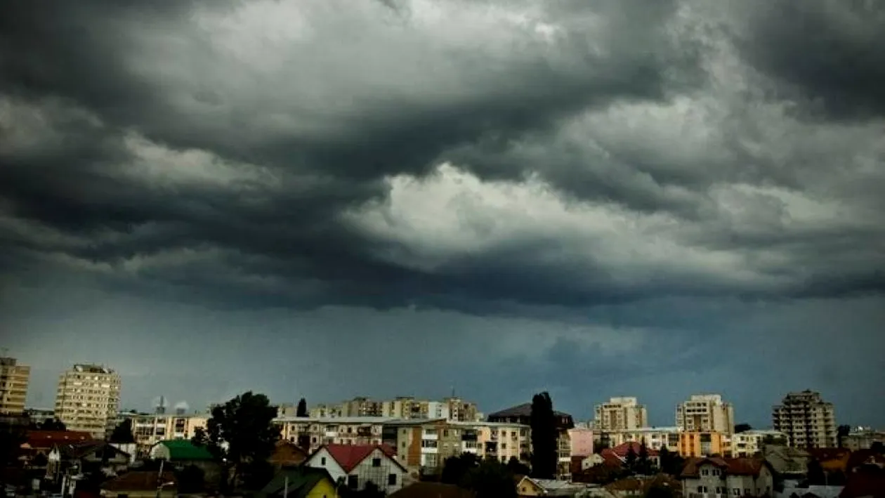 Un ciclon periculos va lovi România. Meteorologii anunţă furtuni violente şi temperaturi scăzute