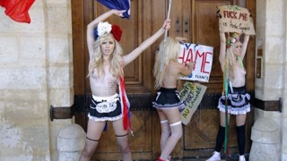 FEMEN-istele, in sanii goi la usa fostului sef al FMI