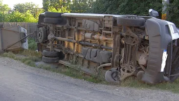Accident teribil pe DN1! Un microbuz care transporta membrii unei echipe de fotbal s-a rasturnat! Trei persoane, in stare grava