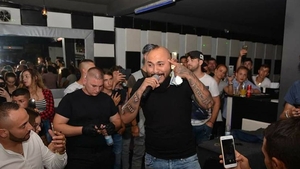 Dani Mocanu și-a tras piscină de plastic, care e “păzită” de lei suflați cu aur! “Regele, la o mică relaxare”