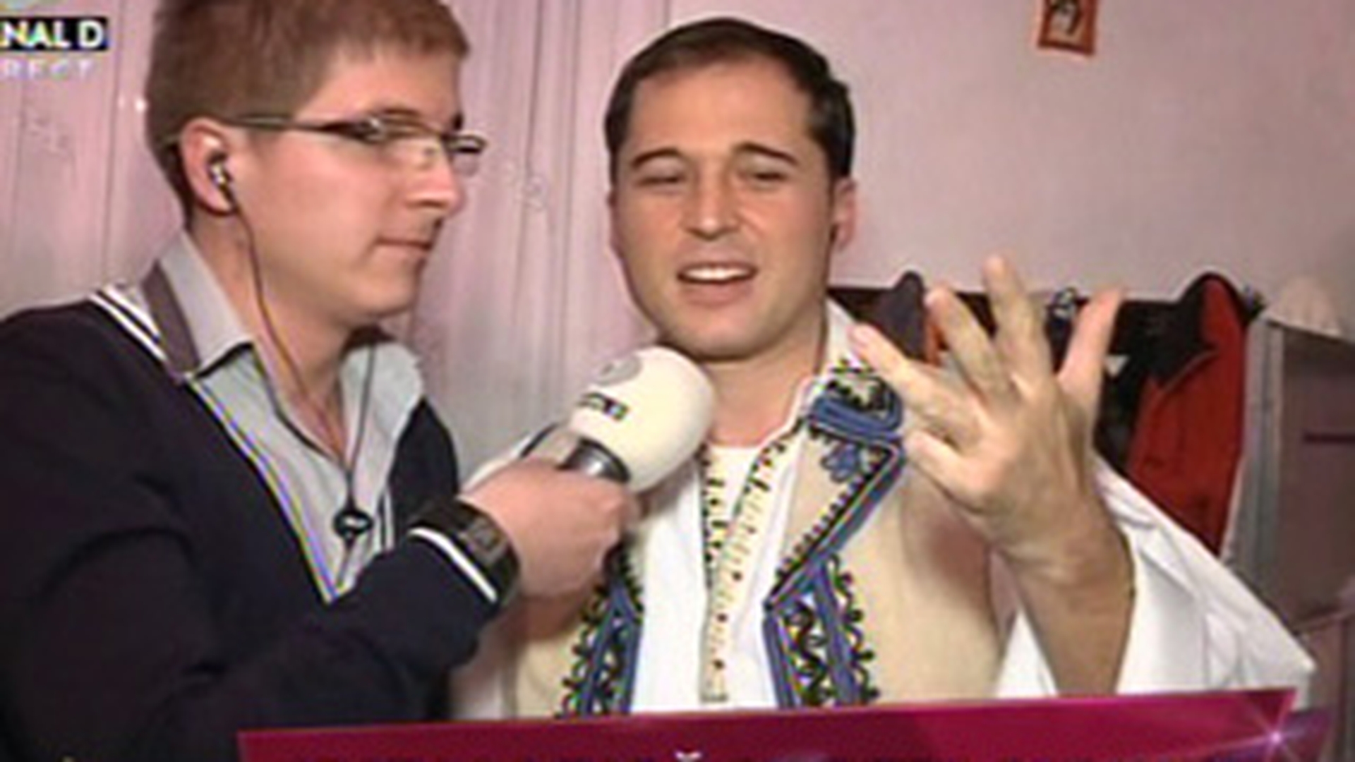 VIDEO Deea Maxer e femeia ideala: "Eu sunt sotia perfecta: gospodina, buna amanta" Dinu: "Stai ca mi se ard ouale!"