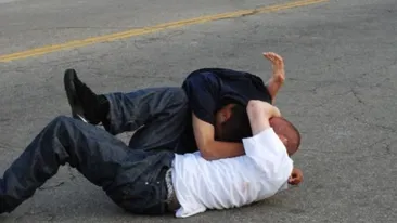 Un bărbat a fost bătut cu sălbăticie după ce i-a reproșat unui șofer că îi arată semne obscene soției sale în trafic. Cum a fost pedepsit agresorul de magistrați