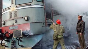 Peste 120 de pasageri ai unui tren de persoane au ramas un camp, dupa ce locomotiva a luat foc