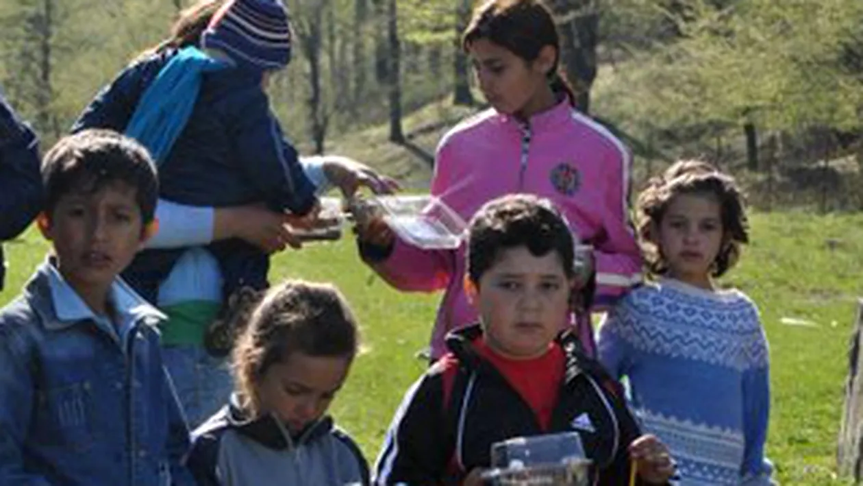 Sute de copii romi din Galati vor primi cadou alimente!