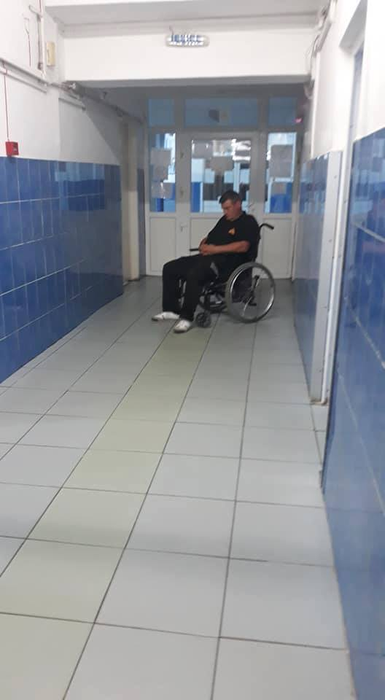 Incredibil! Un agent de pază de la Spitalul din Caracal, surprins în timp ce doarme pe căruciorul bolnavilor