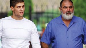 IMAGINI EXCLUSIVE cu proaspăta soţie şi fetiţa lor. Fiul milionarului a început O VIAŢĂ ABSOLUT NOUĂ după ce a ucis 6 persoane!