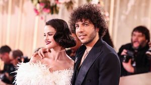 Soțul Selenei Gomez, descris ca fiind „dezgustător”. De ce i-au spus intenauții lui Benny Blanco să facă un duș