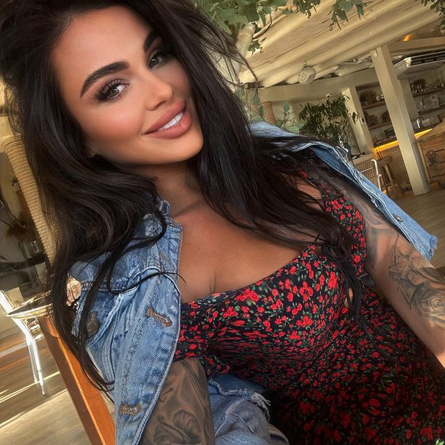 Mirela este o brunetă focoasă, frumoasă, cu forme la care visezi instant