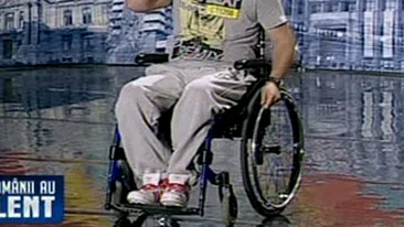 Asta a fost o lectie de viata! Rapperul din scaun cu rotile a ridicat sala in picioare cu versurile lui - Moment foarte emotionant la Romanii au Talent!