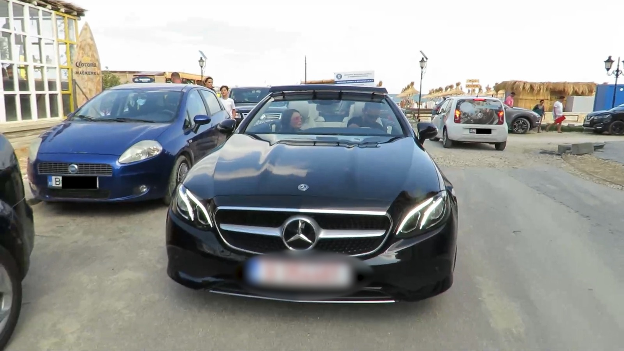 Cuplul a mers la mare cu o decapotabilă. Autoturismul Mercedes-Benz Clasa E Cabriolet este al Claudiei Iosif și coastă aproape 50.000 de euro: “Jumătate este cadou din partea mea și jumătate este munca ei” © CANCAN.RO