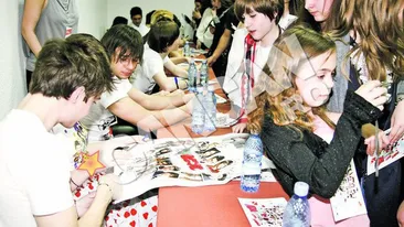 Tinerii din Lala Band folosesc strategia celebrilor RBD! Si-au vandut autografele cu 50 euro bucata