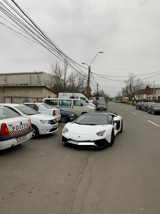 Mașina lui Alex Bodi, în fața secției de poliție