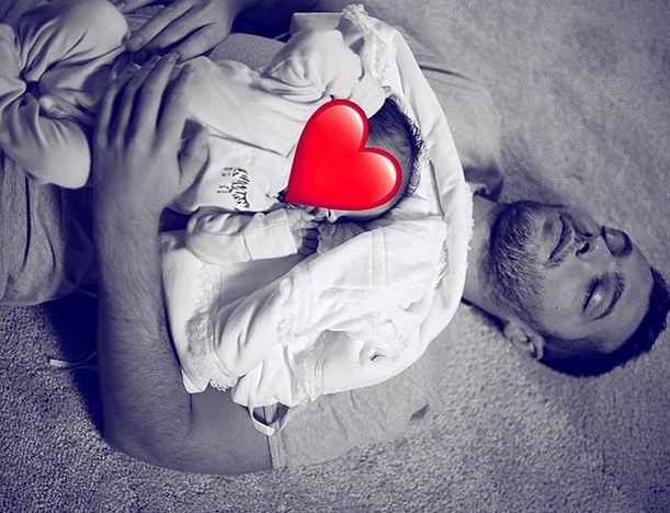 Mădălina Ghenea şi-a alăptat fetiţa în public. Imaginile pe care fanii aşteptau, cu nerăbdare, să le vadă