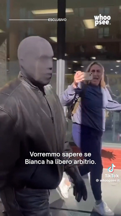 Kanye West, gest neașteptat pe stradă. S-a repezit la o femeie