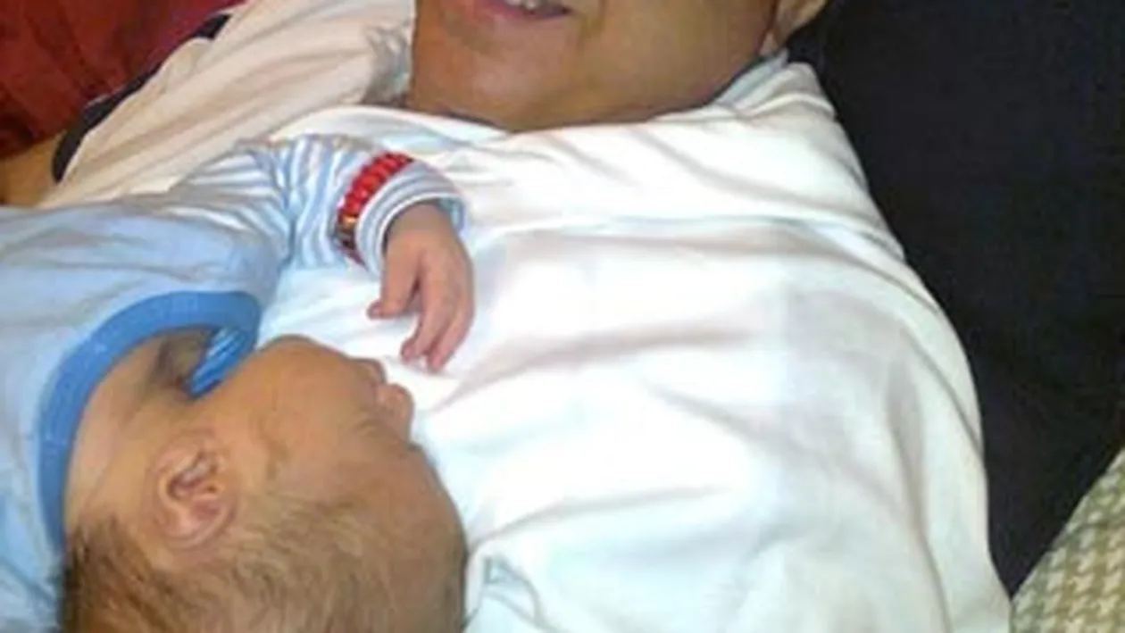 Cel mai rasfatat bebelus! Baietelul lui Gabi Firea a pus stapanire pe taticul lui: nu se dezlipeste de el nici cand doarme!