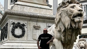 Ce făcea Dani Mocanu, în timp ce autoritățile căutau leul liber de pe străzile din Târgoviște. Manelistul a atras din nou atenția autorităților